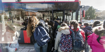 Exigen más autobuses los fines de semana y a los institutos