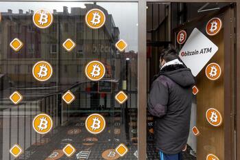 Denuncian timos con ingresos de dinero en cajeros de bitcoins