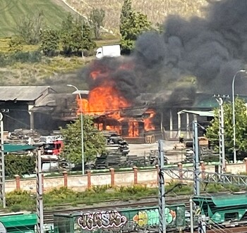 Un incendio quema las instalaciones de Maderas Susaeta