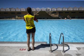 Parque acuático y cubierta retráctil en las piscinas de Aranda