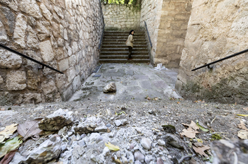 Cierran la Puerta de la Judería al caer piedras de la muralla