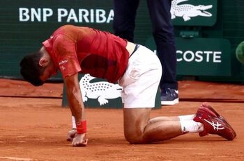 Djokovic abandona Roland Garros por una lesión de rodilla