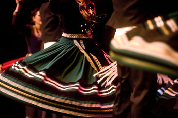 350 escolares ensayan para bailar la jota el día de San Lesmes