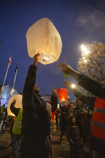 Un millar de farolillos solidarios con el Congo desde Burgos