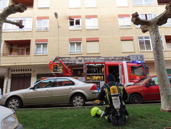 El incendio de un colchón provoca el desalojo de dos portales