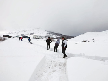 Piden ensanchar la subida a Lunada por los atascos de la nieve