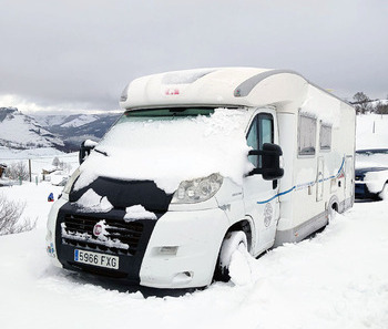 Piden ensanchar la subida a Lunada por los atascos de la nieve