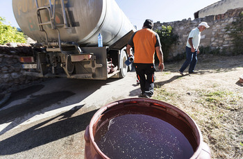 Los viajes de agua potable a los pueblos caen a la mitad