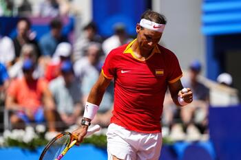 Nadal se despide de Paris ante un arrollador Djokovic