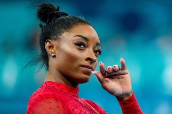 Simone Biles reina también en salto