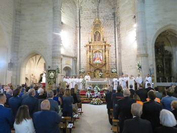 La misa abarrota Santa María de vecinos y autoridades