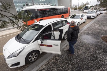 El taxi para parcialmente en protesta por el precio del seguro